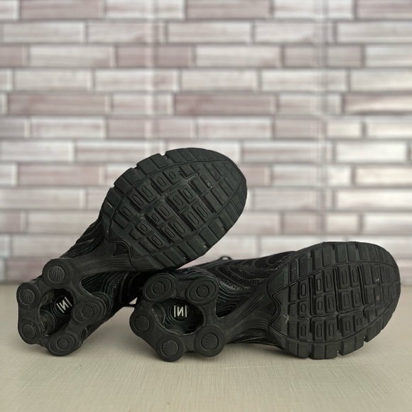 Nike sneakers. Used. Good condition. Please see photos. Size 9.5 - Picture 5 of 7